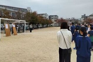 写真:岡本地区での市長あいさつの様子