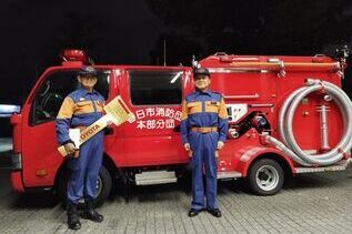 写真:消防ポンプ車引渡の記念撮影