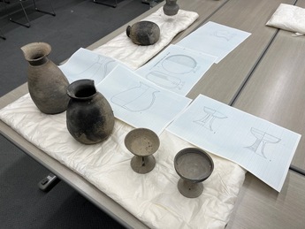 写真：並んだ須恵器