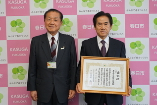 写真:交通安全協会会長との記念撮影の様子