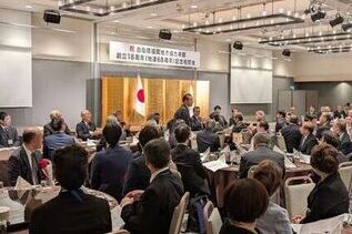写真：来賓として紹介される市長