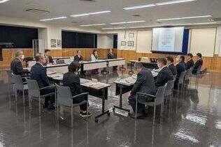写真:報告会に出席する市長