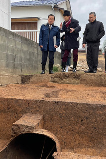 写真:遺跡説明の様子