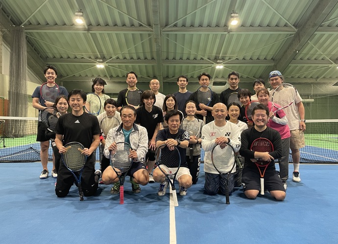 写真:スタッフの皆さんとクラブ活動
