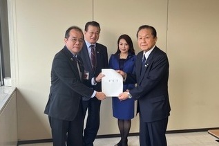 写真:記念撮影の様子