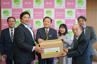 写真:記念撮影の様子