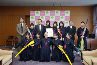 写真:記念撮影の様子