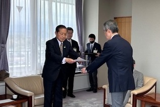 写真:辞令書交付の様子