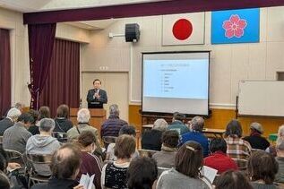 写真:桜ヶ丘地区での市長あいさつの様子