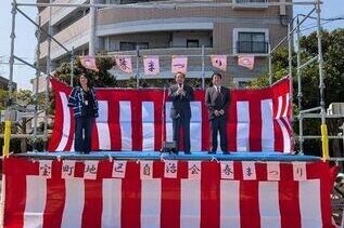 写真:祭りでの市長あいさつの様子