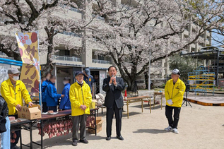 写真:さくらまつりでの市長あいさつの様子