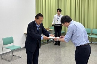 写真：辞令書交付の様子