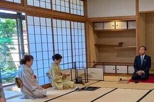 写真：チャリティー茶会の様子
