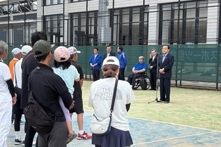 写真：テニス大会開会式の様子