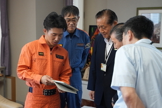 写真：表敬訪問の様子