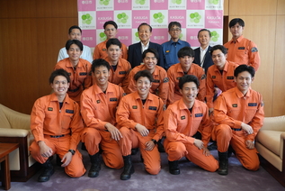 写真：記念撮影の様子