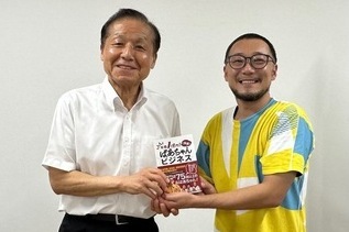 写真:記念撮影の様子