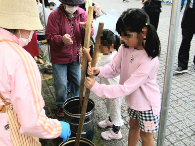 廃油せっけんづくりをする様子