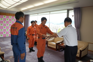 写真：表彰状授与の様子