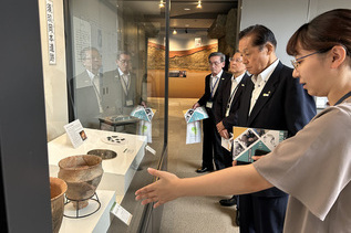 写真：企画展観覧の様子