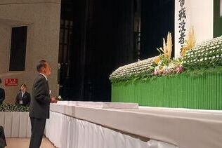 写真：献花の様子