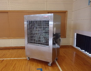 体育館に配置した大型冷風機の写真