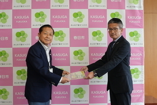 写真：贈呈式の様子