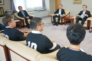 写真：表敬訪問の様子