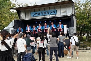 写真：餅まきの様子