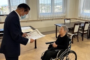 写真：100歳訪問の様子