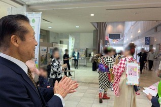 写真：ちんどん練り歩きの様子