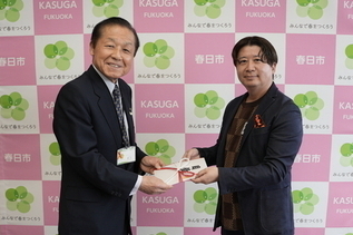 写真：寄付贈呈の様子