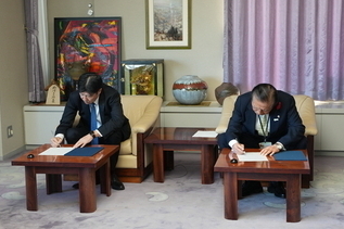 写真：署名の様子