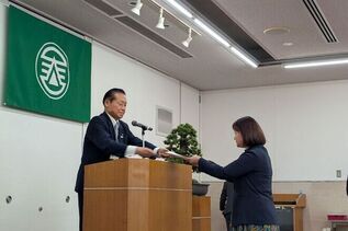 写真：辞令書交付の様子