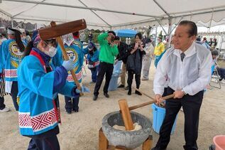 写真：餅つきの様子