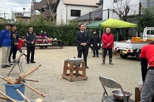 写真：餅つき大会での市長あいさつの様子