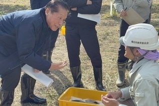 写真：遺物の説明の様子