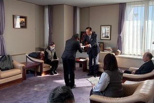 写真：辞令書交付の様子