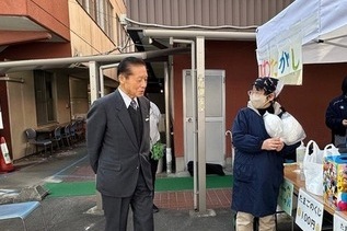 写真：フリーマーケットを見学する市長