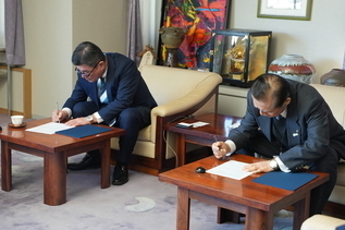 写真：署名の様子