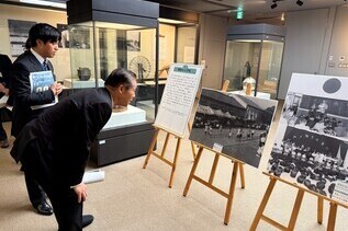 写真：展示品観覧の様子