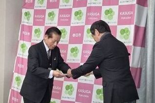 写真：答申書受領の様子