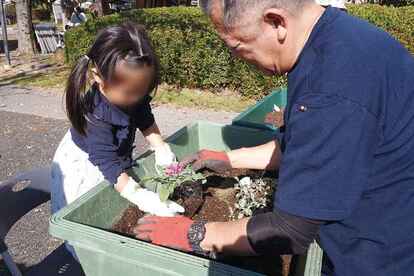 画像寄せ植えをする様子