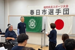 写真：選手代表による「決意のことば」を聞く市長