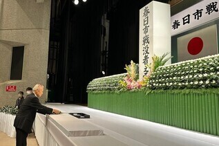 写真：献花をする市長